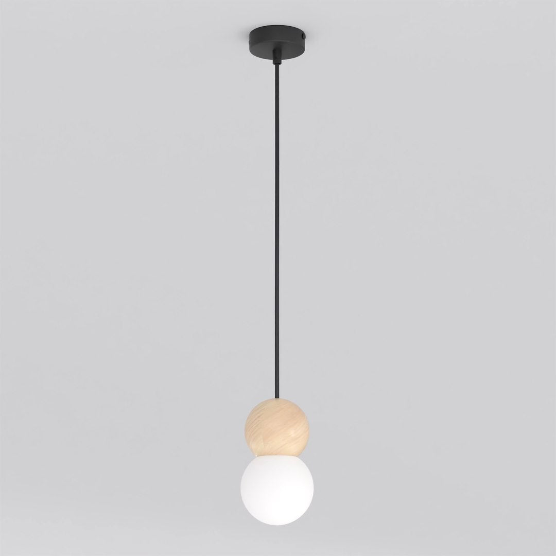 Suspension noire avec sphère en bois clair et globe en verre opalin allumé