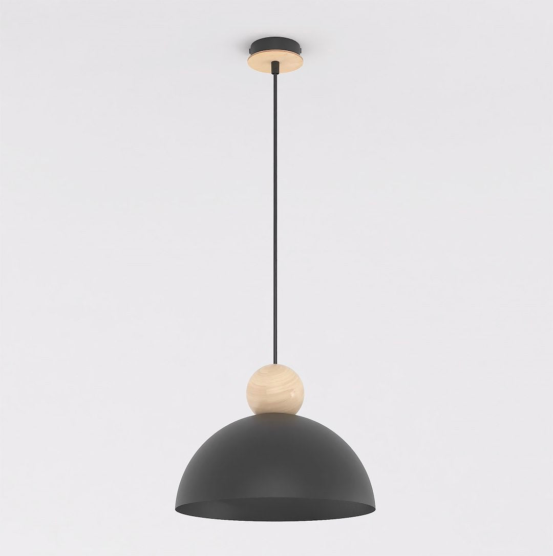 Suspension noire à dôme et bille en bois clair, vue de face sur fond clair.