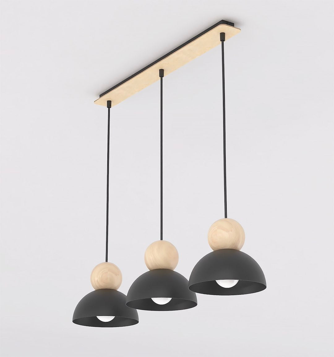 Vue de face du luminaire sur fond blanc, trois suspensions alignées