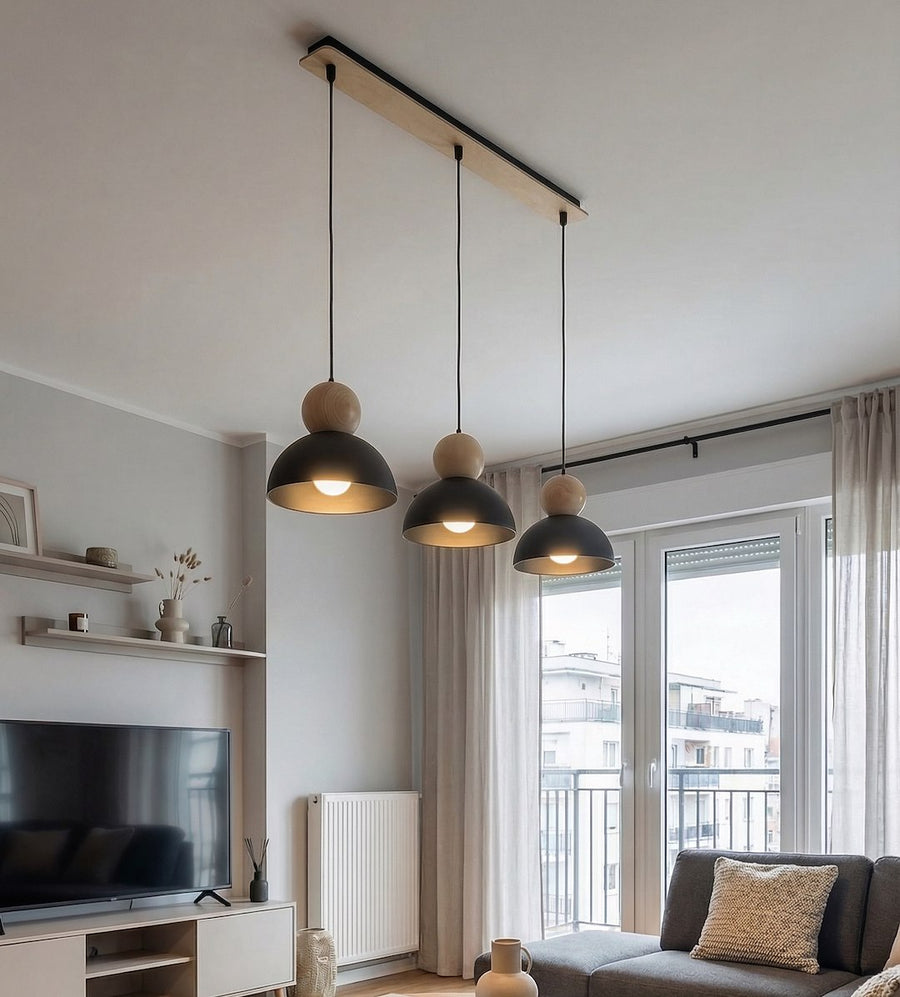Ambiance salon moderne, luminaire suspendu devant une baie vitrée claire
