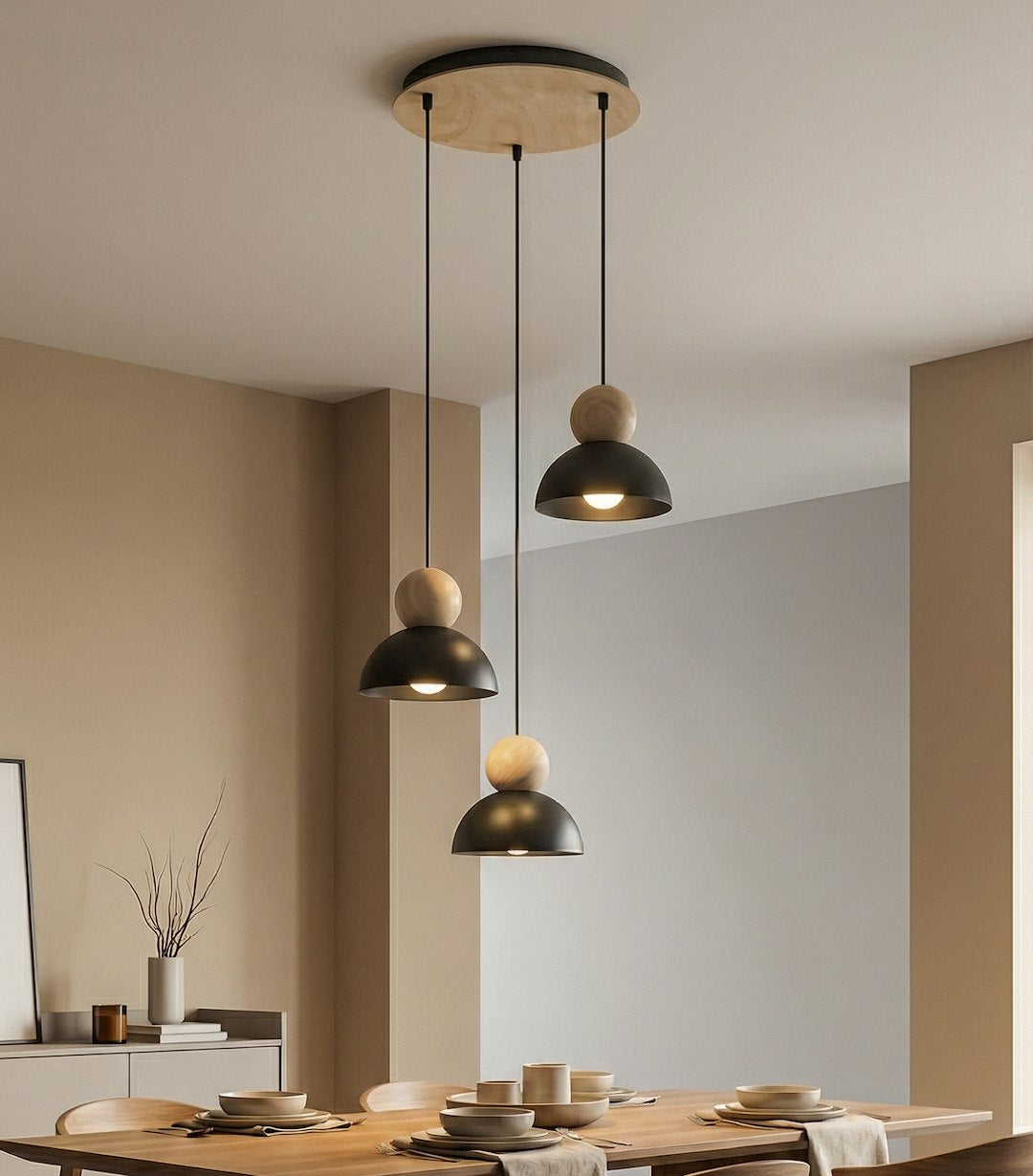 Suspension allumée éclairant une table en bois dans un intérieur beige et épuré