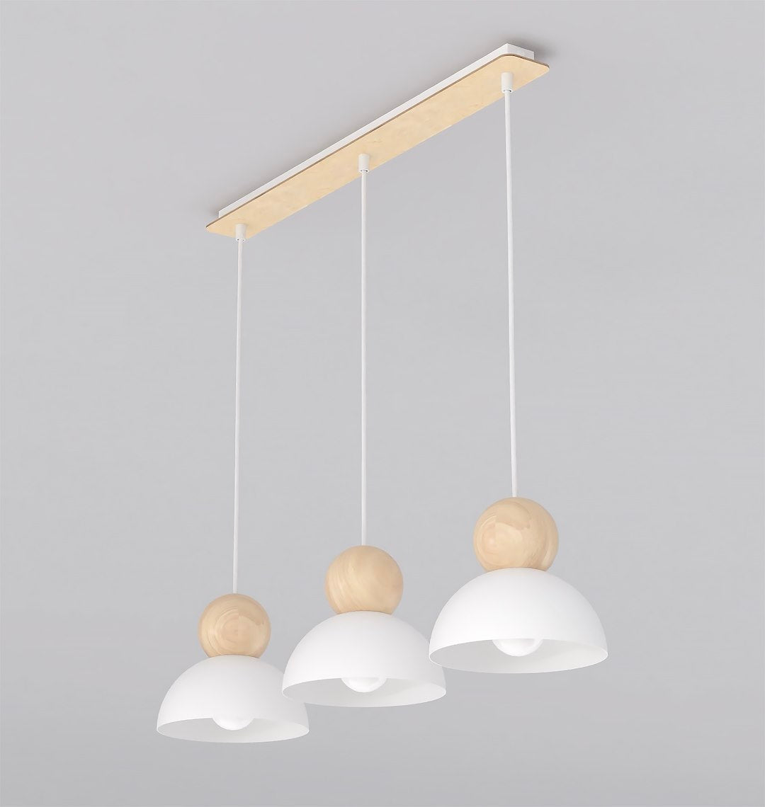 Suspension trois lumières blanche et bois, vue de face sur fond gris.