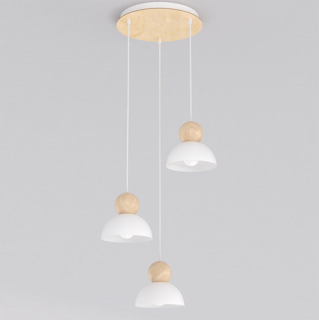 Suspension trois lumières blanche et bois vue de face sur fond gris clair