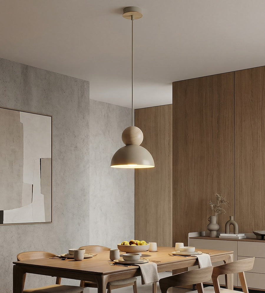 Vue en situation dans une pièce bois et béton, au-dessus d'une table dressée.