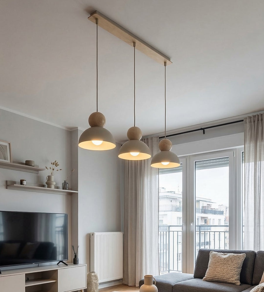 Luminaire installé dans un salon devant une baie vitrée