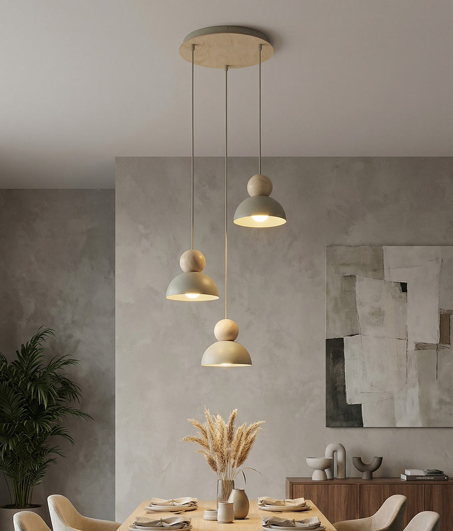 Mise en ambiance salle à manger, table dressée devant un mur gris