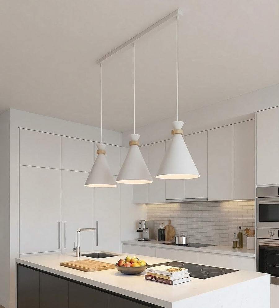 Mise en ambiance dans une cuisine blanche avec îlot central et plan de travail