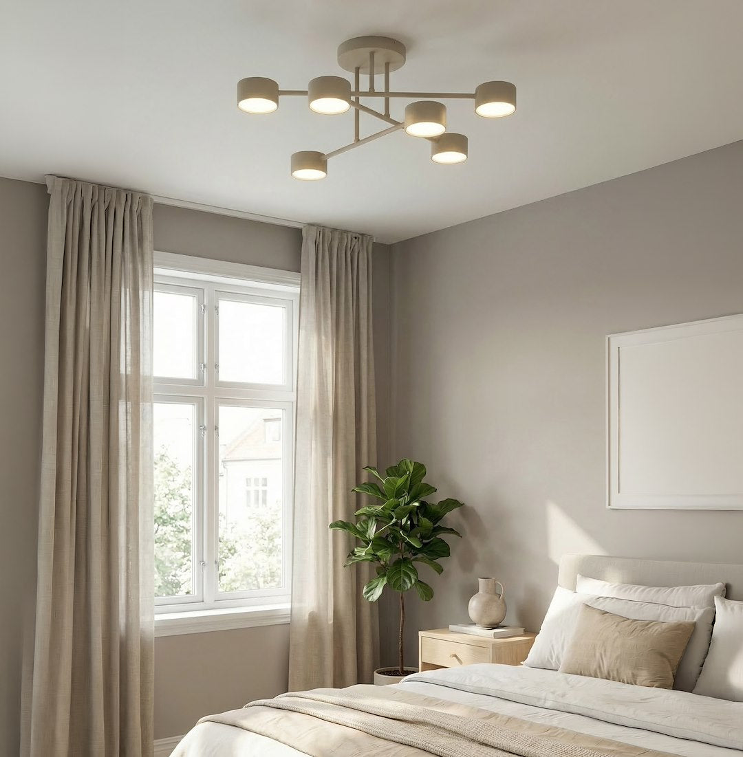 Scène de chambre avec le plafonnier beige allumé près d'une fenêtre et d'un lit