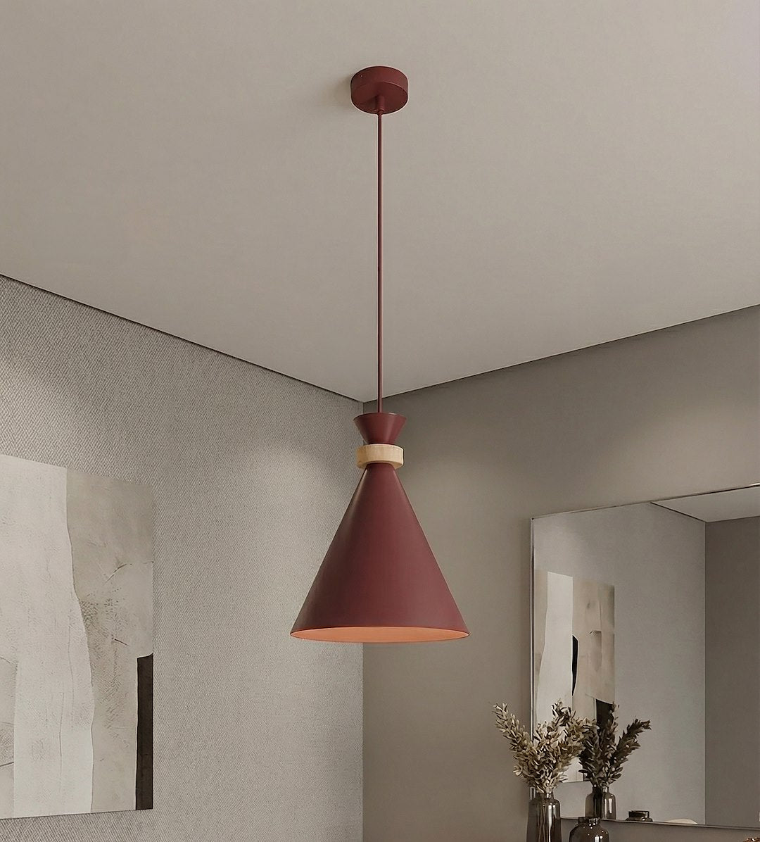 Vue en intérieur, suspension conique bordeaux devant miroir et papier peint texturé