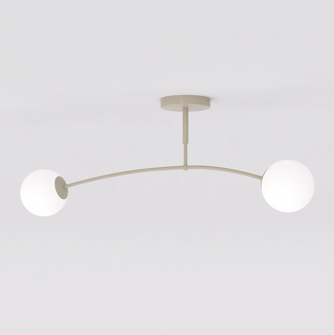 Vue de face du plafonnier beige à deux globes de verre blanc, sur fond neutre