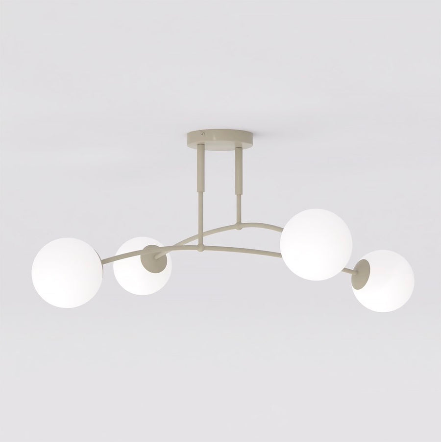 Vue de face du plafonnier beige avec quatre globes en verre blanc.