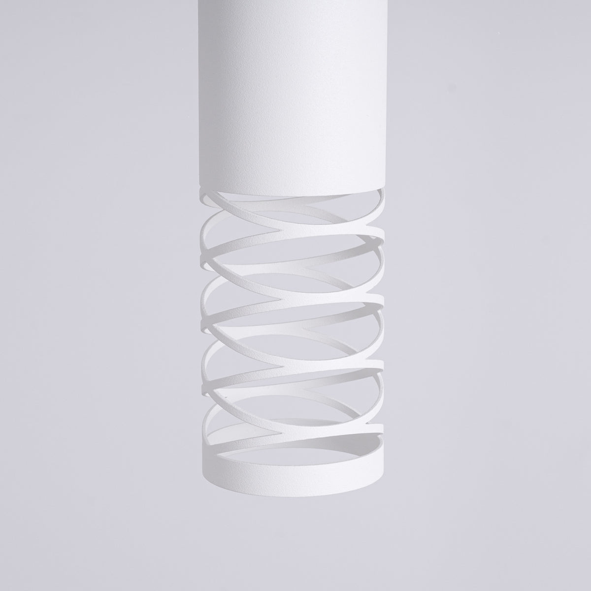 Détail rapproché de la spirale éteinte, matière blanche texturée sur fond gris
