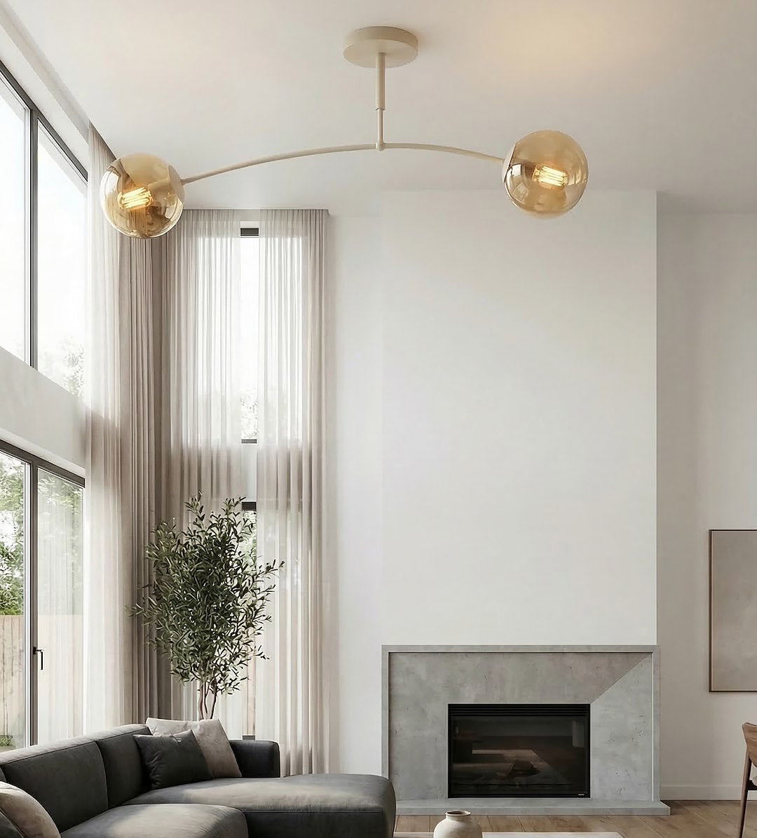 Luminaire installé au plafond au-dessus d'un canapé gris, près d'une cheminée