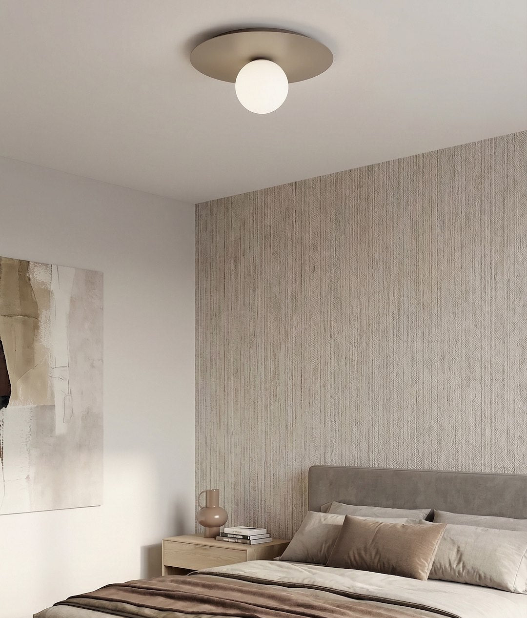 Mise en ambiance dans une chambre, plafonnier allumé au-dessus du lit