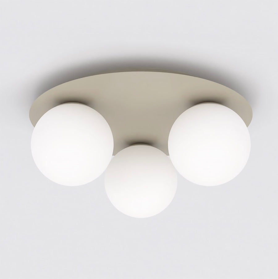 Plafonnier trois globes blancs opalins sur rosace ronde beige, vue de face