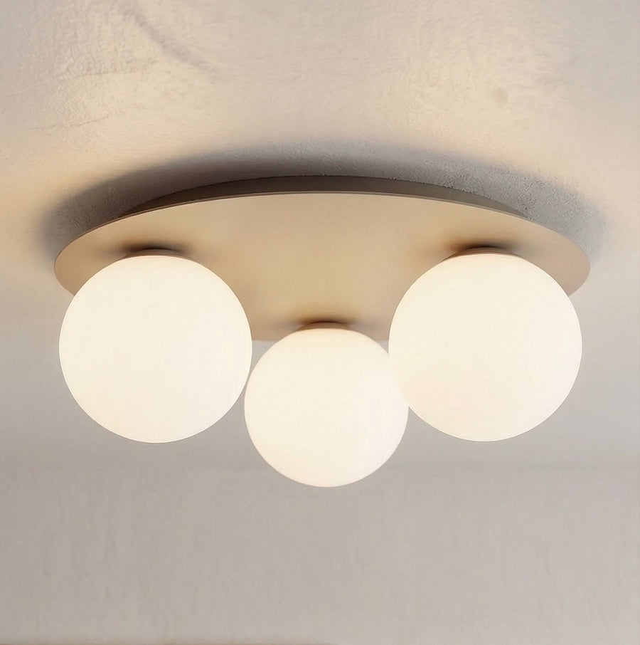 Gros plan sur les globes allumés diffusant une lumière chaude sous le plafond