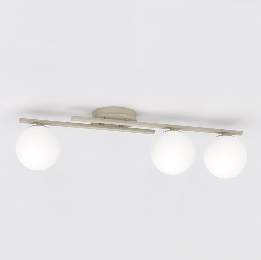 Vue de face, barre fine beige et trois globes blancs fixés au plafond