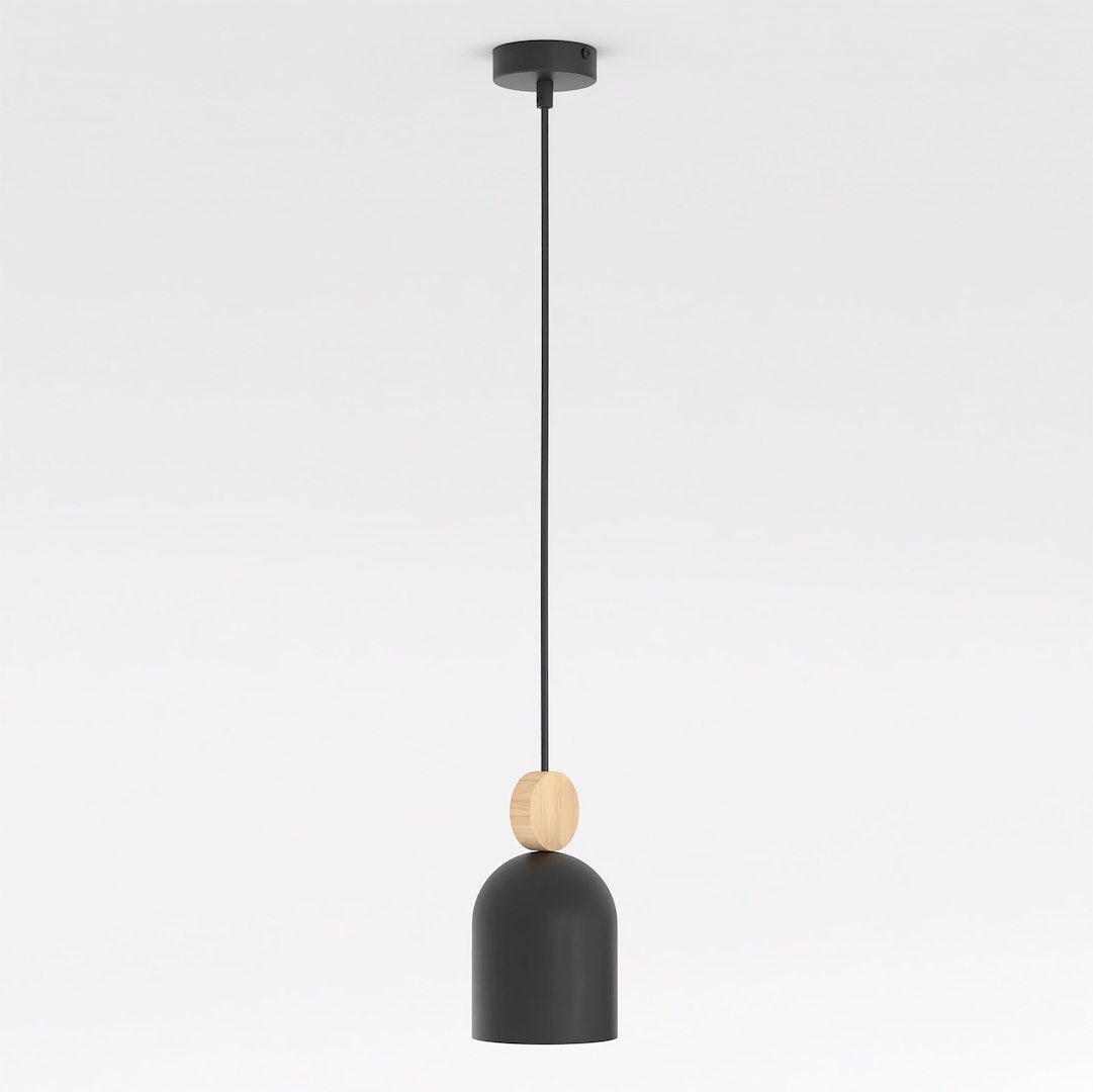 Vue de face du même luminaire, abat-jour noir et pastille en bois.