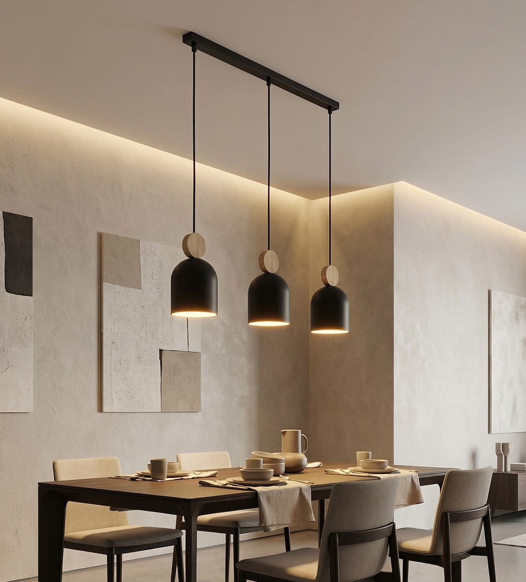Mise en scène salle à manger, trois suspensions éclairées au-dessus d'une table dressée