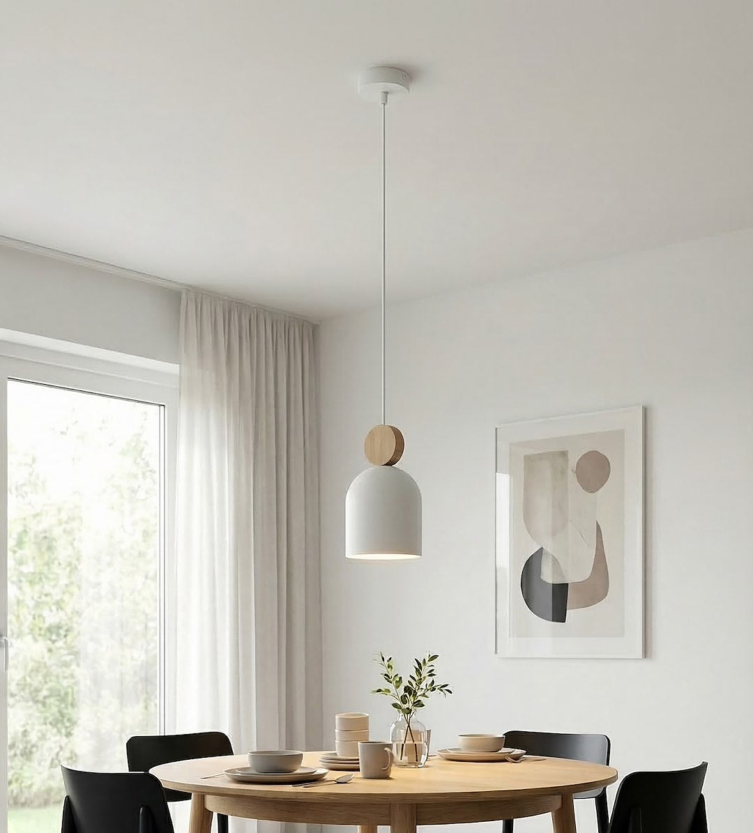 Suspension allumée au-dessus d'une table à manger en bois, intérieur clair et moderne.