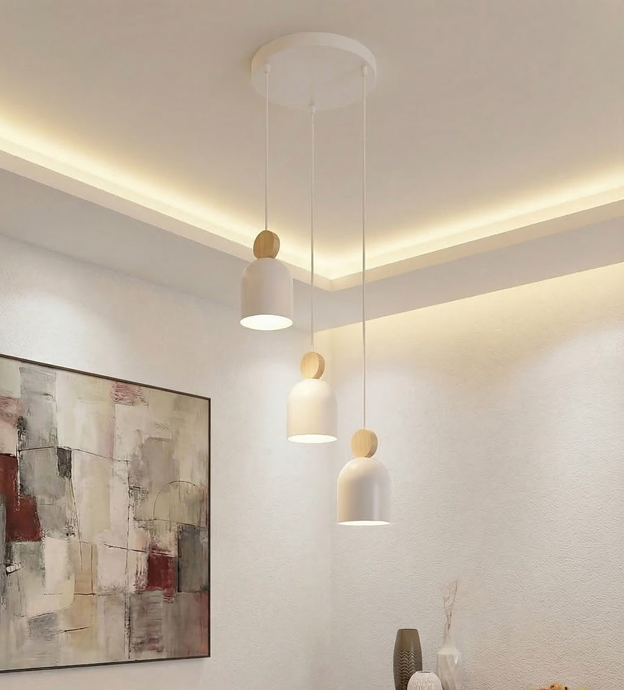 Suspension éclairée installée au plafond devant un tableau abstrait