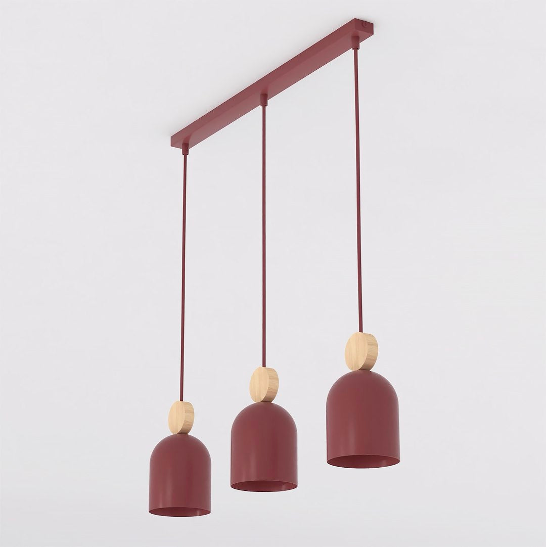 Vue de face de la suspension trois lumières bordeaux avec barre rectangulaire et cordons.
