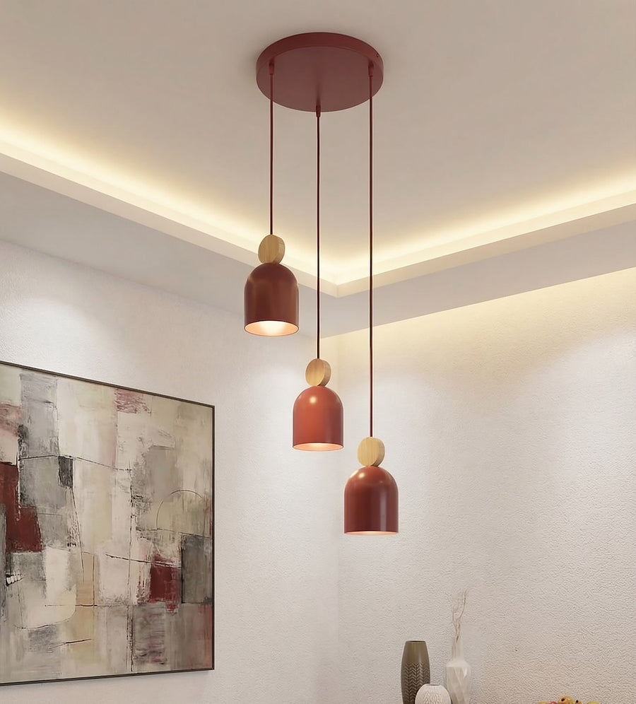 Suspension installée dans un intérieur contemporain, plafond avec éclairage indirect et tableau.