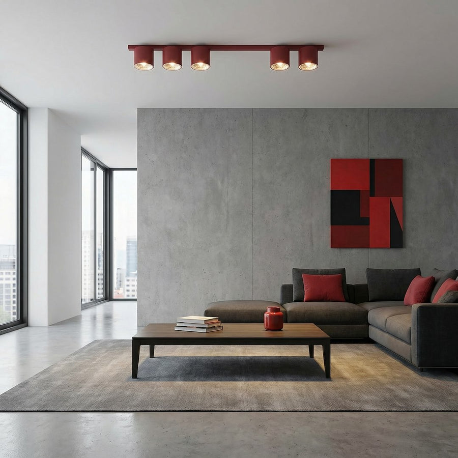 Mise en ambiance salon contemporain lumineux, canapé gris, baie vitrée et tapis.