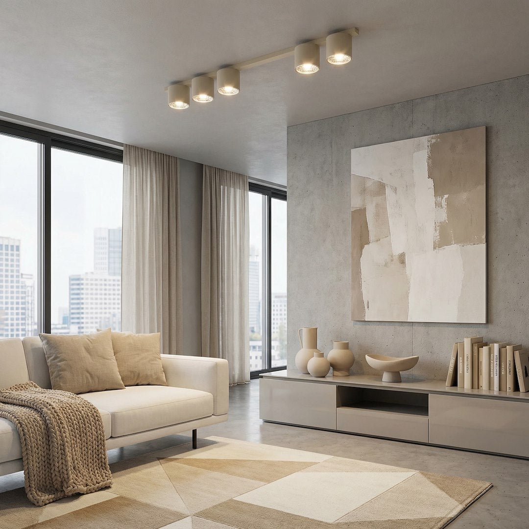 Mise en ambiance dans un salon contemporain avec canapé beige et grande fenêtre