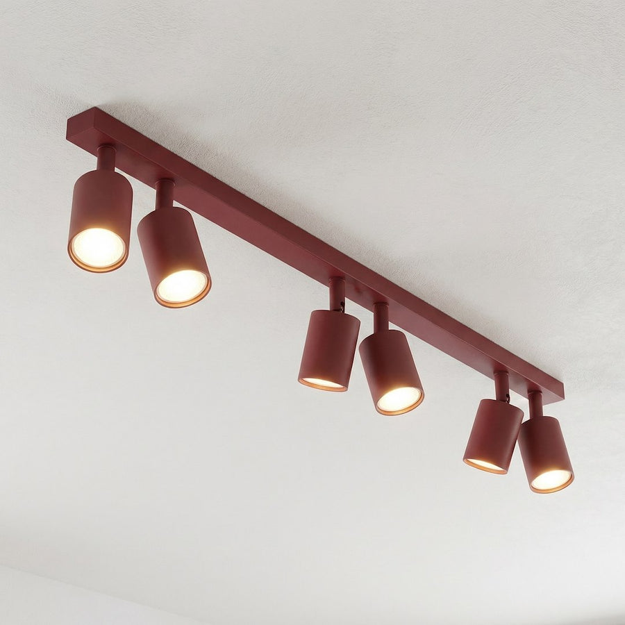 Détail rapproché des projecteurs allumés, finition mate et lumière chaude