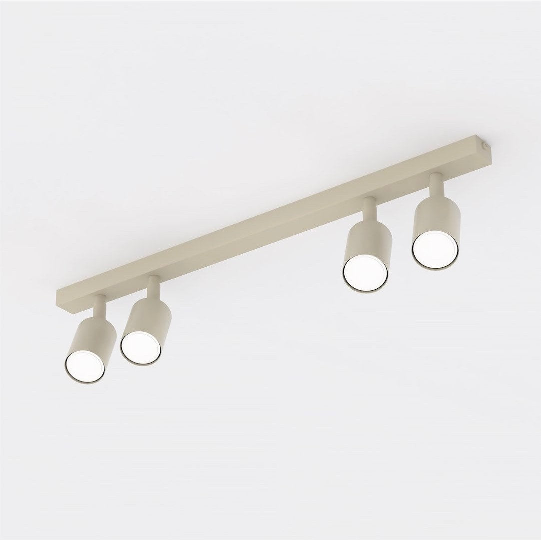 Vue en angle du plafonnier beige avec quatre spots orientables et barre de fixation.