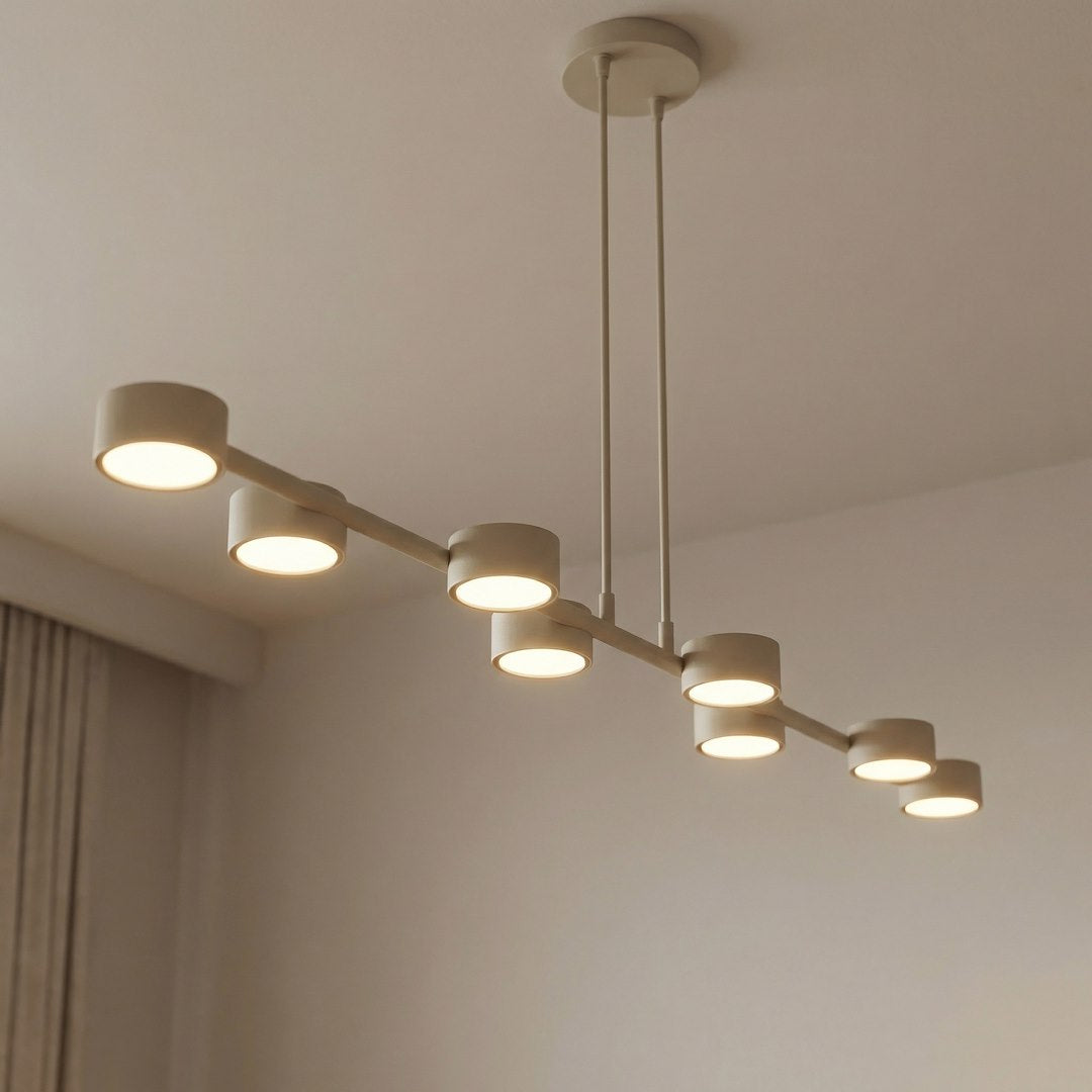 Gros plan en ambiance, spots allumés diffusant une lumière chaude.