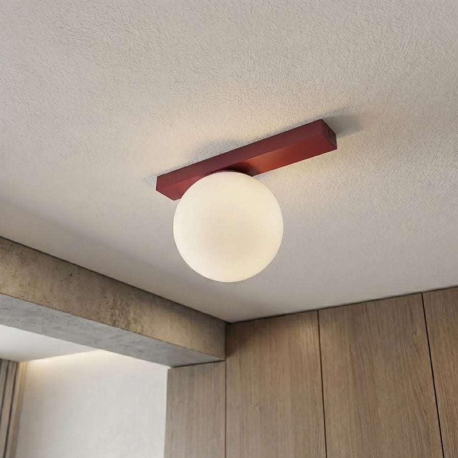 Détail du luminaire fixé au plafond, près d'un mur en bois et béton