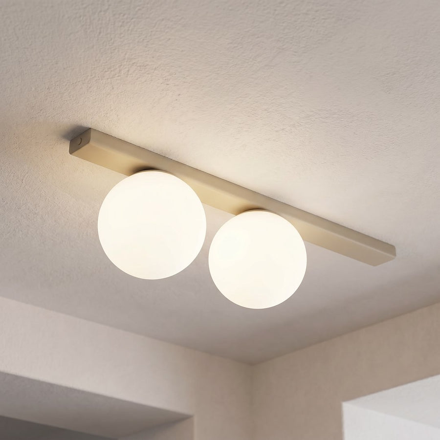 Gros plan sur la fixation au plafond et la lumière chaude diffusée