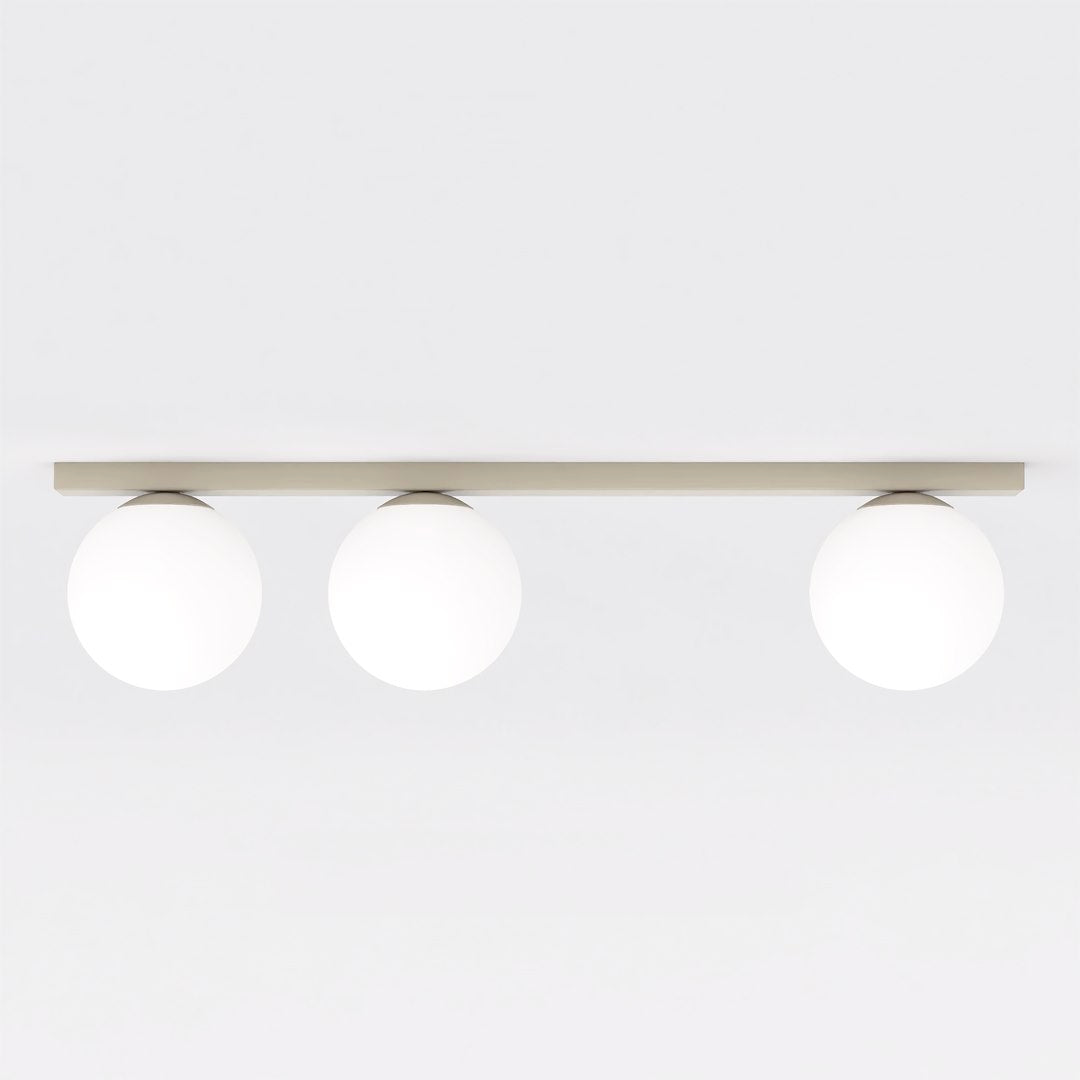 Plafonnier trois globes de verre opalin blanc sur barre rectangulaire, vue de face.