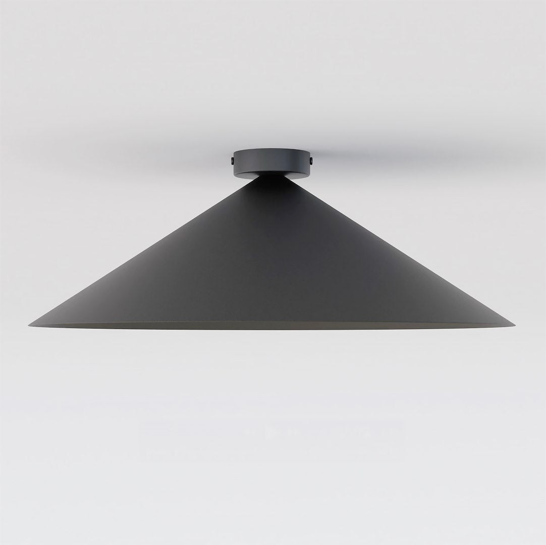 Vue de profil du plafonnier noir conique fixé au plafond sur fond blanc