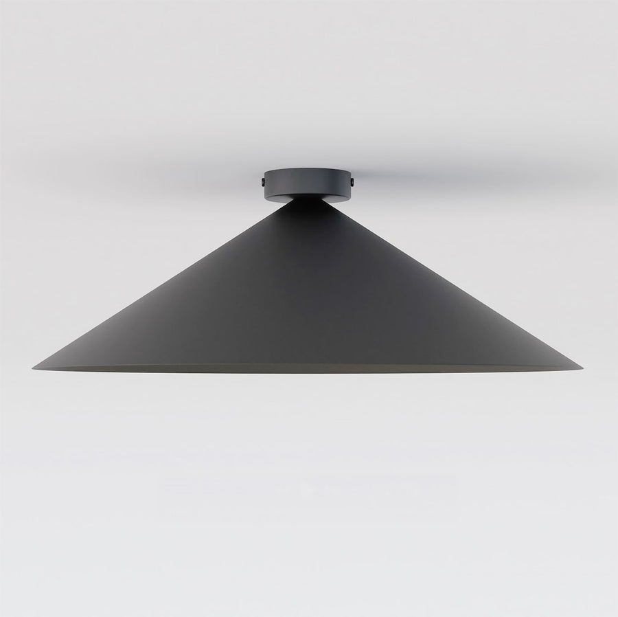 Vue de profil du plafonnier noir conique fixé au plafond sur fond blanc