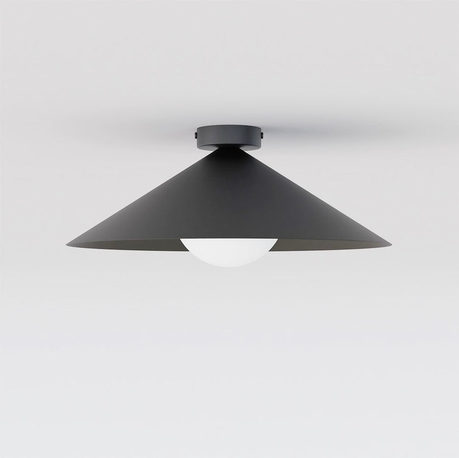Vue de face du plafonnier noir à abat-jour conique et diffuseur en verre blanc.