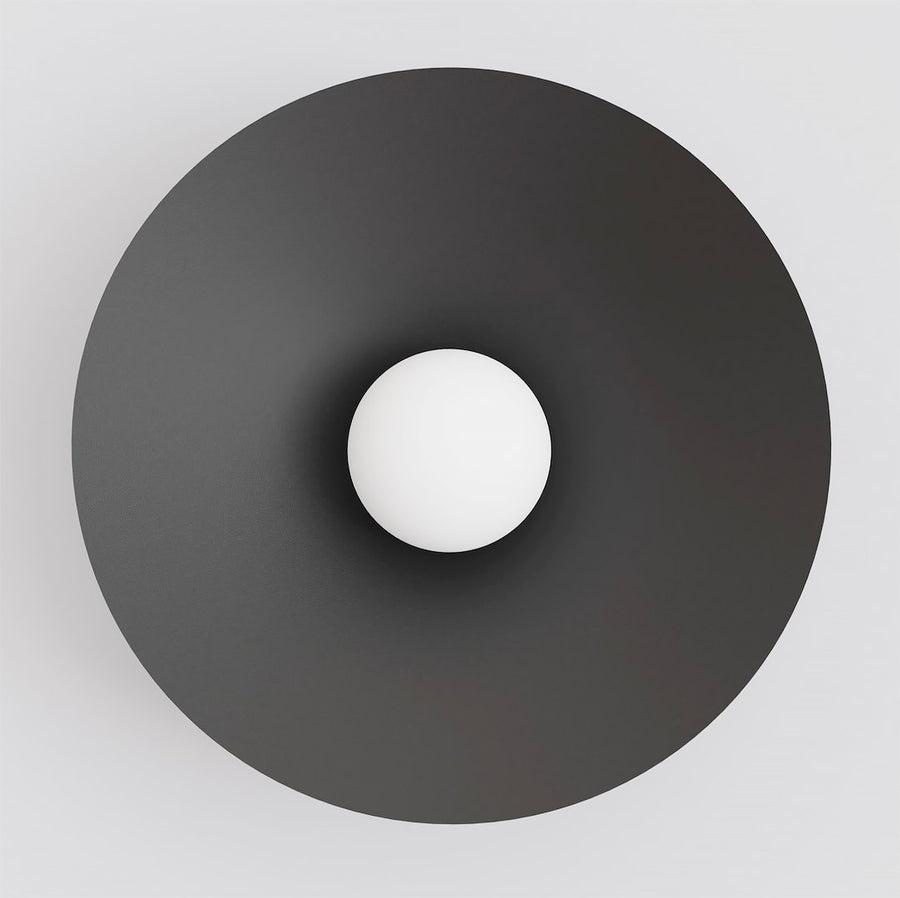 Vue de face du grand disque noir et de la sphère blanche centrale