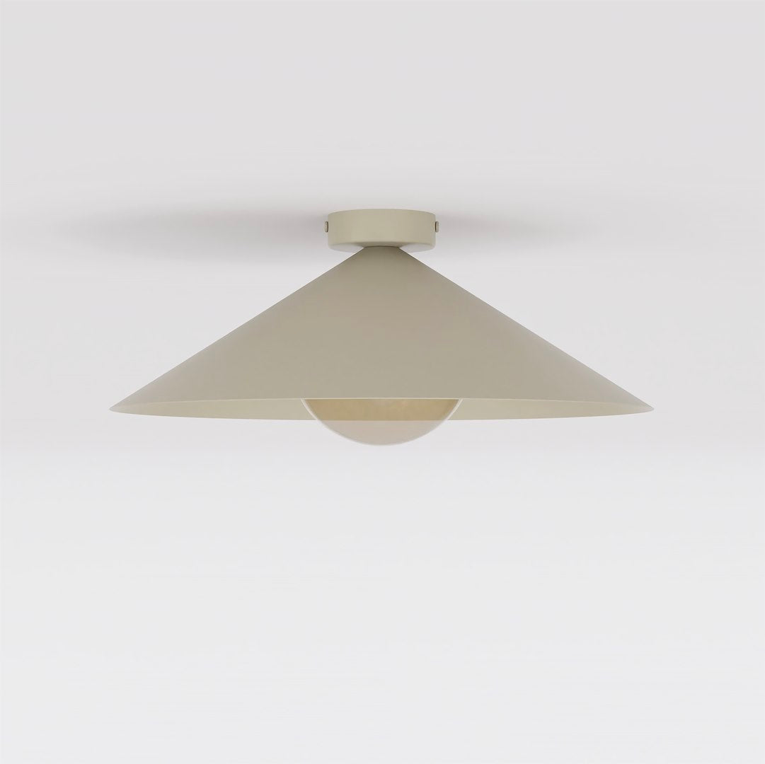 Plafonnier beige de face sur fond neutre, abat-jour conique et verre ambré.
