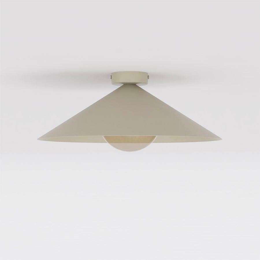 Plafonnier beige de face sur fond neutre, abat-jour conique et verre ambré.