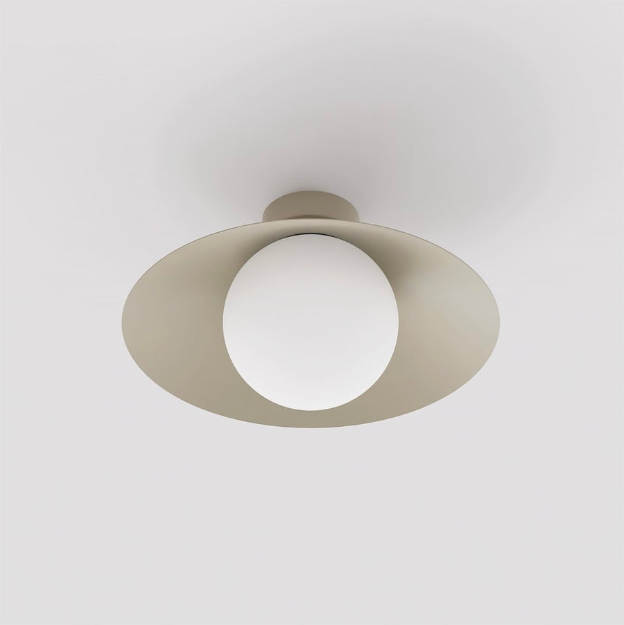 Vue de dessous montrant l'ouverture circulaire et le diffuseur sphérique blanc