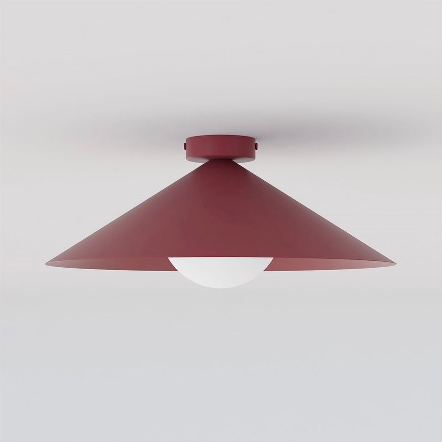 Plafonnier conique bordeaux avec diffuseur en verre blanc, vue de trois quarts