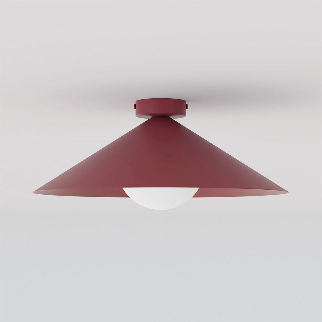 Plafonnier conique bordeaux avec diffuseur en verre blanc, vue de trois quarts