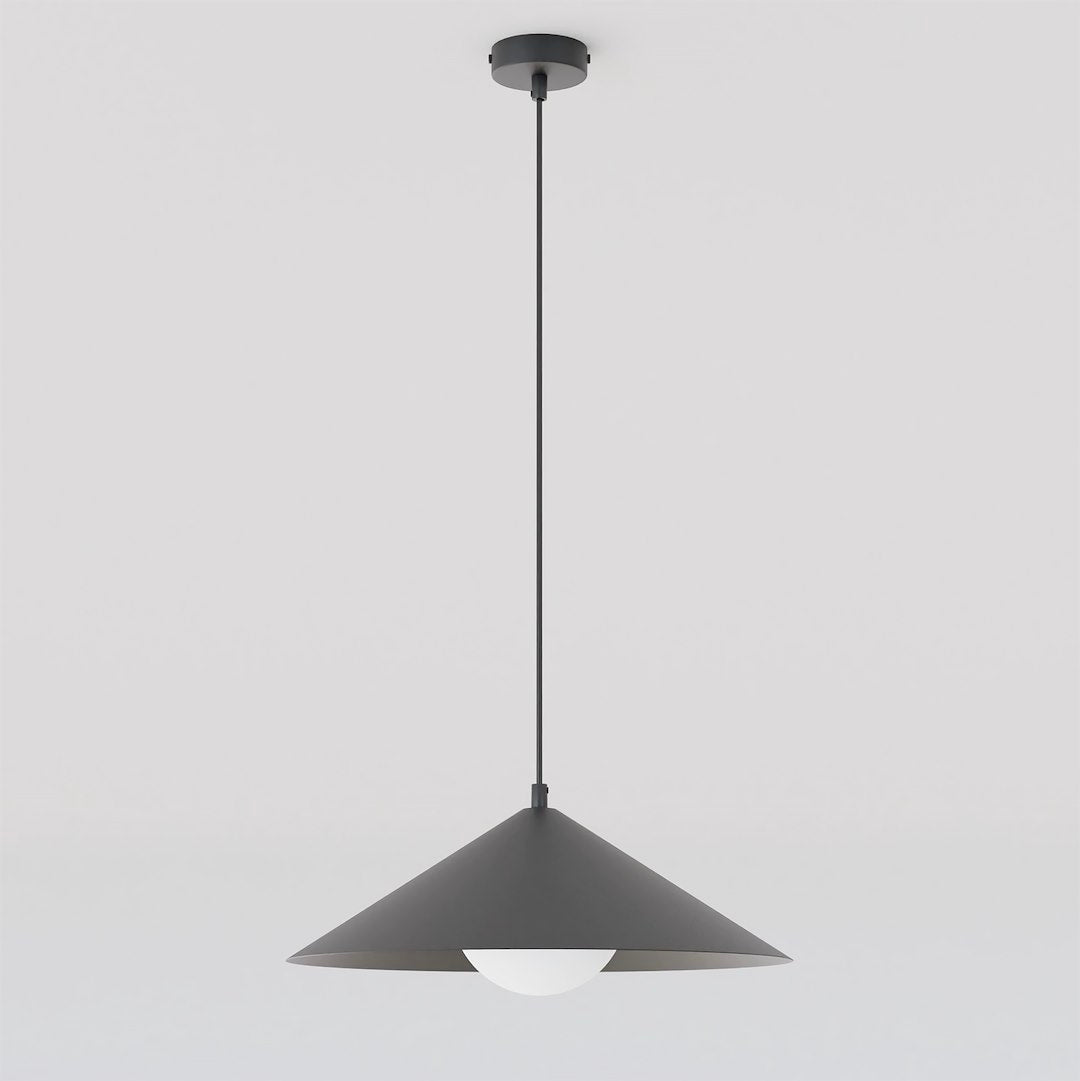 Suspension noire vue de face, abat-jour conique et diffuseur en verre blanc