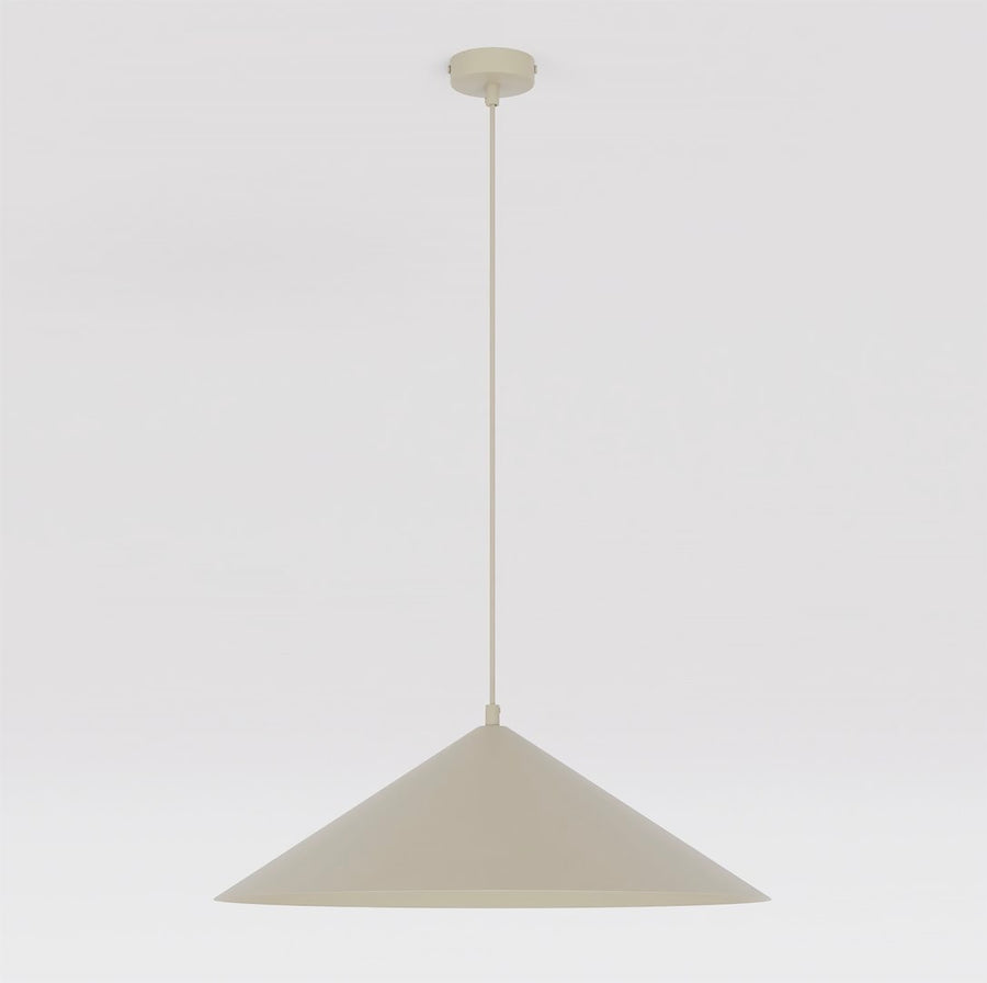 Suspension beige de face, large cône et câble fin sur fond neutre