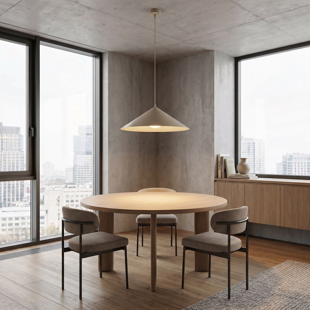 Mise en ambiance au-dessus d'une table ronde dans un séjour béton