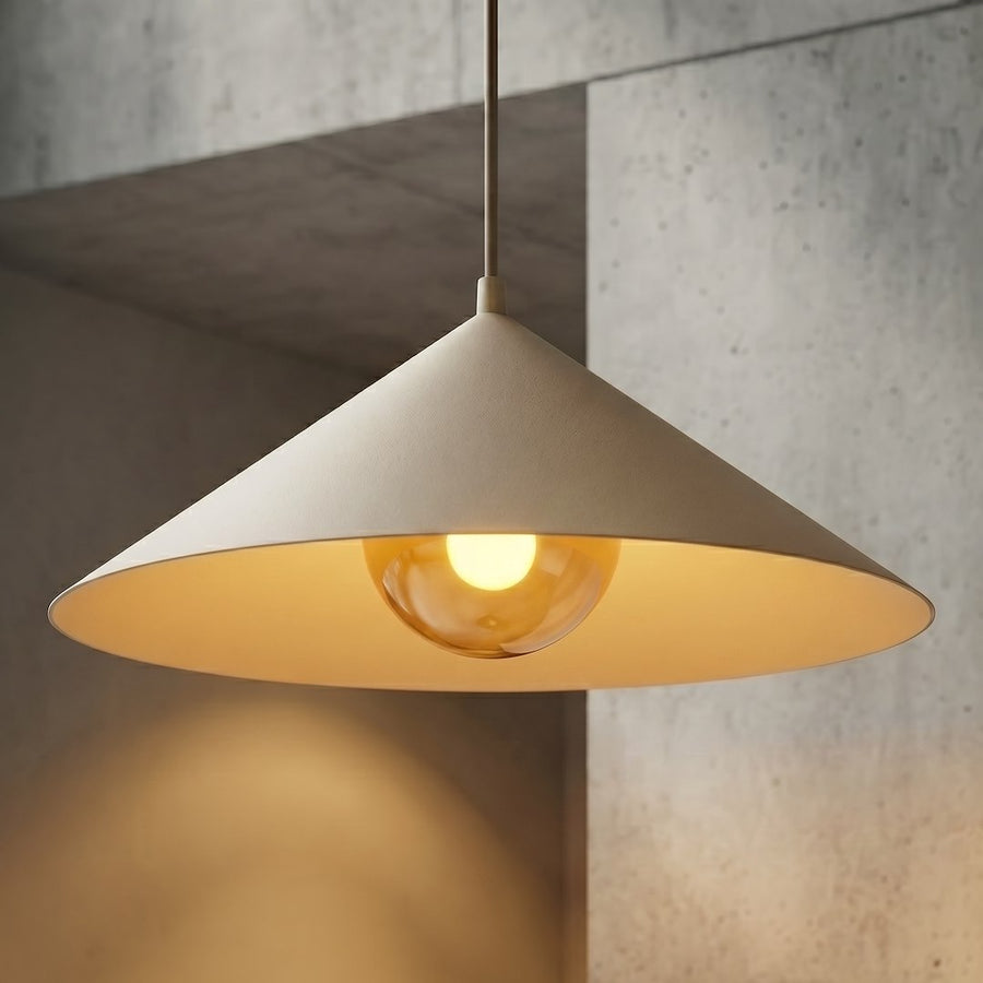 Détail rapproché du verre ambré et de la finition mate du cône beige