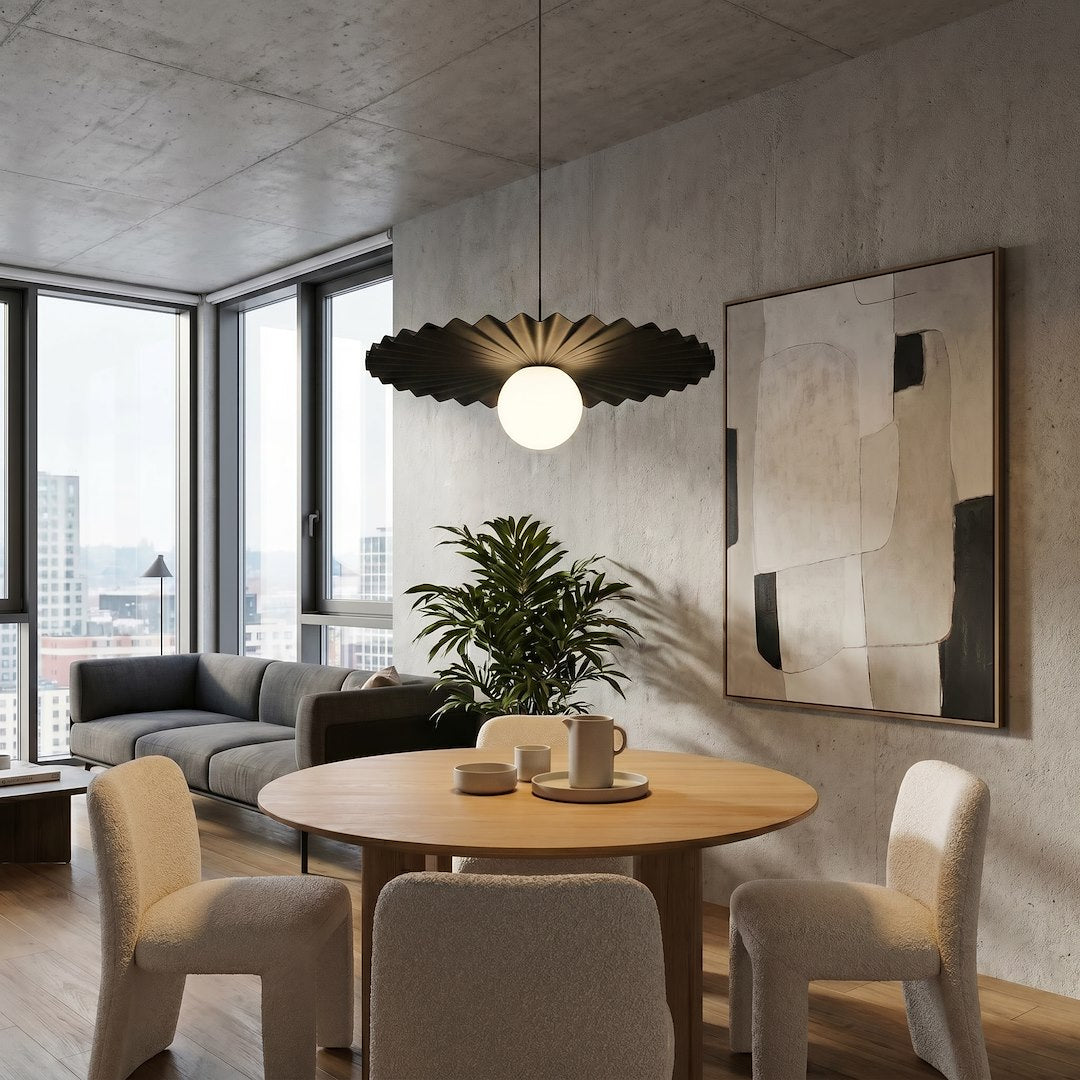 Mise en ambiance salle à manger béton avec table ronde en bois clair