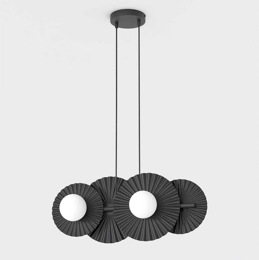 Suspension quatre lumières noire, vue de face sur fond blanc neutre.